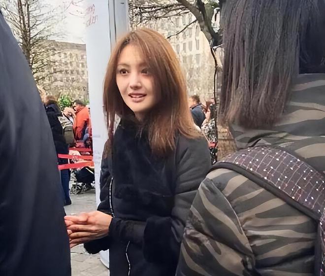 滞留美国度日已无财产可供执行进老赖名单long8唯一中国网站33岁郑爽现状：(图9)